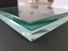 Просветленное стекло: чем отличается от обычного?